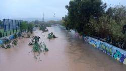 Denuncien un gran vessament daigües fecals a Gavà afecta de nou una riera i el mar