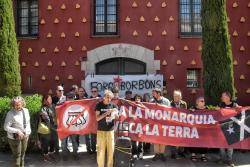 Avui (20/04/2024) a Figueres, en un acte de protesta,  la Coordinadora Antimonàrquica de les Comarques Gironines (CACG) ha cremat fotografies de la Princesa Leonor (Imatge: Joan Aureli Martí Boigues)