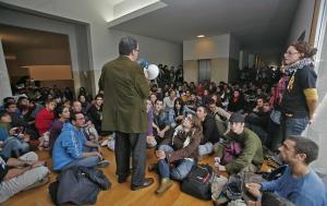 Jimenez Raneda, rector de la Universitat d'Alacant, dirigint-se als manifestants