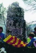 Monòlit en la memòria de Josep Griñó i l'Albert Ibañez a al coll-mirador de les Espases, a Olesa de Montserrat.