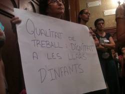 Educadores de les Llars d'Infants manifestant-se al Ple Municipal a Sitges