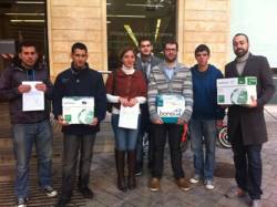 Membres del Consell de Joventut de les Illes Balears moments abans d'entregar les al·legacions