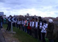 Una vintena persones van desplegar una pancarta sota el lema "Salvem Ses Fontanelles"