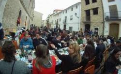 Un moment de la calçotada celebrada a Beniarrés. Font: Ara Multimèdia