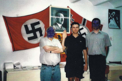 Juan Gómez Montero de jove, amb simbologia nazi.