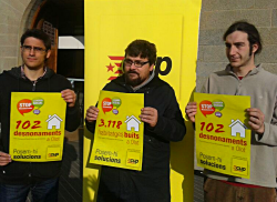 Membres de la CUP de la Garrotxa presentant la campanya d'habitatge