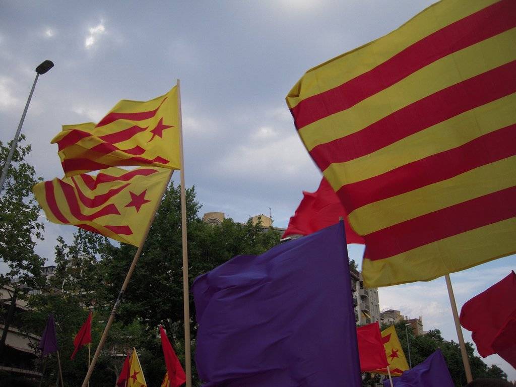 Banderes al cercavila per l'escola en català