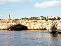 El 4 d'abril de 1715 des de la torre del Serral dels Falcons l'artiller Guillem Riera i unes 30 persones més van fer fora els borbònics quan volien desembarcar a l'illa de Mallorca