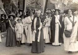 1911 Milers de sufraguistes es manifesten pels carrers de Londres