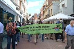 Gairebé un miler de persones a Gavà es manifesten contra la construcció de 4.800 habitatges