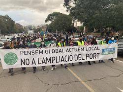 Una multitudinària manifestació en contra de l'ampliació del port de València