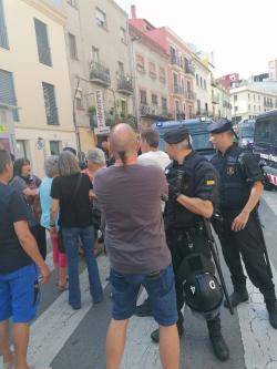  Una manifestant 'antiborbònica' va rebre una empenta per l'esquena de la policia i el veterà militant independentista gironí Jordi Tomàs (a la imatge d'esquenes amb pantalons curts i samarreta negra) va ser identificat i retingut breument. Durant la rete