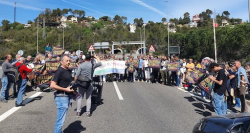 Veïns de Collserola tallen la carretera per reivindicar mesures de prevenció d'incendis al parc