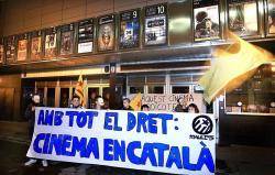 Militants de Maulets (entre ells Guillem Terradas, el segon per la dreta) en una protesta davant del cinema Albèniz de Girona (Imatge: El Punt Avui, 2/2/2010)