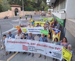 Els borbons escrissats davant del palau de Miravent de Palma al so dels cants de Música pet la Llibertat (04/08/2023)