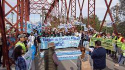 Centenars de persones omplin el Pont de Ferro d?Alzira contra el transvasament del Xúquer