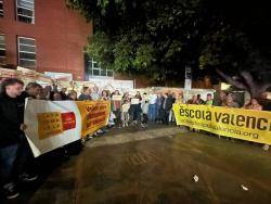 Un centenar de persones protesten contra la discriminació lingüística del centre mèdic de Catarroja