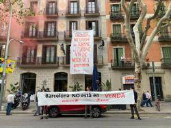 Es despengen dues persones del balcó d?un hotel per protestar contra la massificació turística a Barcelona