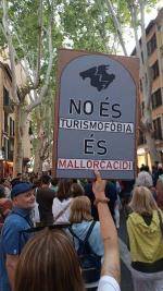 Manifest llegit a Palma al final de la manifestació sota el lema "Mallorca no es ven"