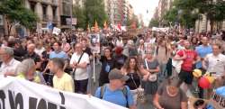 Mig miler de persones es manifesten contra l'exhibició de la F1 al centre de Barcelona