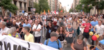 Mig miler de persones es manifesten contra lexhibició de la F1 al centre de Barcelona