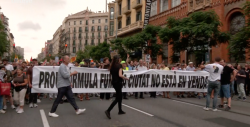 Mig miler de persones es manifesten contra l'exhibició de la F1 al centre de Barcelona