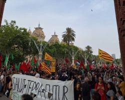 Manifestació a Barcelona per la defensa del territori i contra els macroprojectes