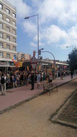 La manifestació antimonàrquica recorrent l'avinguda Blanes de Lloret  a les 18.10h. (Imatge: Llibertat.cat 10/7/2024)