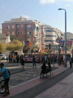 La manifestació antimonàrquica recorrent l'avinguda Blanes de Lloret a  les 18.25h. (Imatge: Llibertat.cat 10/7/2024)
