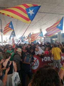 La manifestació antimonàrquica abans de sortir de l'estació d'autobusos de Lloret a les 18h. (Imatge: Llibertat.cat 10/7/2024)
