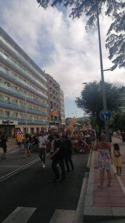 La manifestació antimonàrquica recorrent l'avinguda Blanes de Lloret  a les 18.15h. (Imatge: Llibertat.cat 10/7/2024)