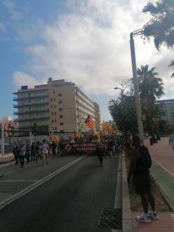 La manifestació antimonàrquica recorrent l'avinguda Blanes de Lloret a les 18.20h. (Imatge: Llibertat.cat 10/7/2024)