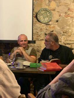 Pere Lecha i Ramon Piqué durant la presentació a Girona del llibre "Toni Lecha (1943-2013): prendre partit" (20/09/2024)