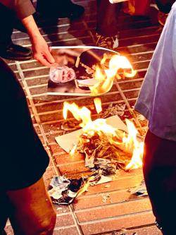 Manifestació antimonàrquica de Figueres (24/09/2024). Crema de Fotografies de Felipe VI davant del Teatre-Museu Dalí.