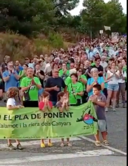 Més de 500 persones es manifesten contra el Pla de Ponent a Gavà