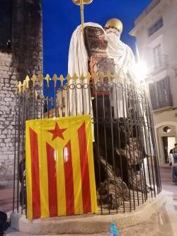 Manifestació antimonàrquica de Figueres (24/09/2024). Estelada davant dels Teatre-Museu Dalí.