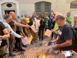 Manifestació antimonàrquica de Figueres (24/09/2024). Crema de Fotografies de Felipe VI davant del Teatre-Museu Dalí.