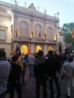 Manifestació antimonàrquica de Figueres (24/09/2024). Manifestants davant del Teatre-Museu Dalí.