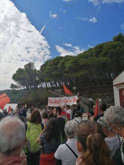 Èxit de participació en la mobilització per a reobrir un tram entre la platja de Garbet i el poble de Colera (Imatge: llibertat.cat)