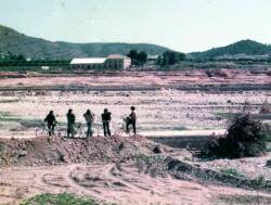 La imatge de dalt és de les terres de Sumacàrcer, el primer poble baix del pantà de Tous, pocs mesos després de la pantanà, quan anàrem alguns joves amb les bicis a vore com havia quedat allò?