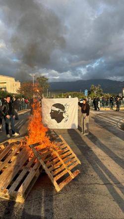 Els estudiants de l'Institut Jean Paul de Rocca Serra han bloquejat l'entrada al centre escolar a Porto-vecchiais