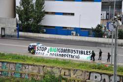 Despleguen una pancarta gegant al port de Barcelona contra els biocombustibles de soja