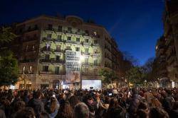 Milers de persones concentrats en defensa del veïnat de la casa Orsola de Barcelona