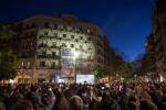 Milers de persones concentrats en defensa del veïnat de la casa Orsola de Barcelona