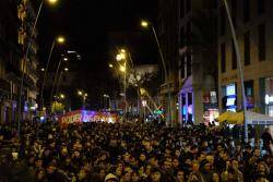 Milers de persones s'han manifestat aquest vespre a Barcelona contra el desallotjament de l'Antiga Massana