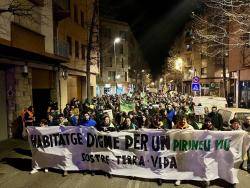 Manifestació a la Seu d'urgell convocada per PirineuViu. Per habitatge digne i limitar la turistificació. (Sense autoria)