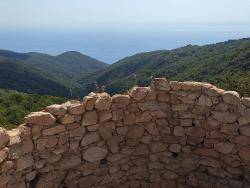 Vista des del castell de Montagut, al sostre del massís de Cadiretes