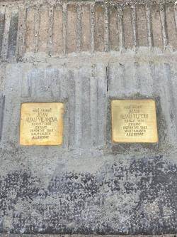 La Federació Xarxa Vendrellenca celebrem la col·locació de les llambordes Stolpersteine