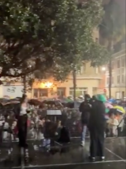 Milers de persones recorren l’Horta Sud amb torxes en homenatge a les 229 víctimes Milers de persones recorren l’Horta Sud amb torxes en homenatge a les 229 víctimes